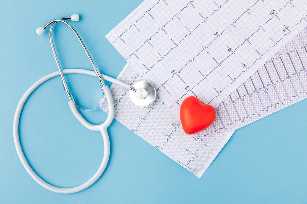 Liječnički pregled: stetoskop i EKG nalaz